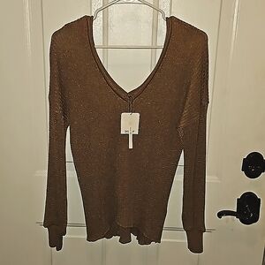 Zara Knit - Women's v-neck long sleeve Italian yarn knitted top. Size large -NWT